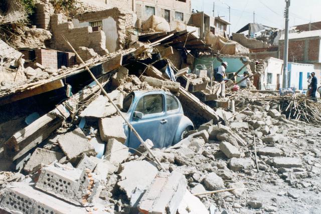 Auto cubierto con escombros en Moquegua por el terremoto del 23 de junio del 2001. (Foto: GEC Archivo)