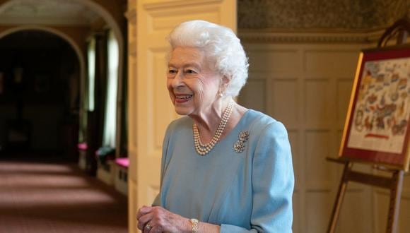 La reina Isabel II de Gran Bretaña celebra el inicio del Jubileo de platino en una recepción en el salón de baile de Sandringham House, la residencia de la reina en Norfolk el 5 de febrero de 2022. (Foto: Joe Giddens / POOL / AFP)