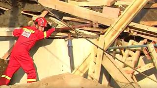 Ventanilla: bomberos gritan entre enormes escombros en busca de más atrapados | VIDEO