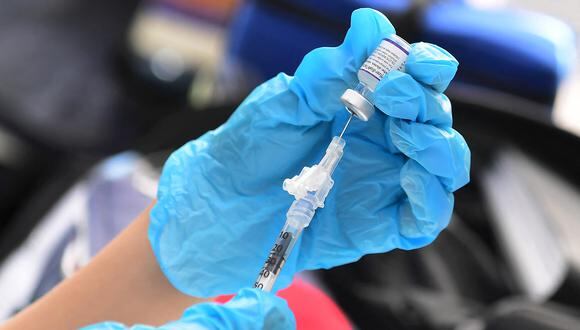 Los expertos también recomendaron que la comunidad internacional se fije el objetivo de vacunar al 70 por ciento de la población mundial contra el COVID-19 a mediados de 2022. (Foto: Frederic J. BROWN / AFP)