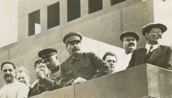 Stalin junto a algunos de sus cómplices de su dictadura genocida: Ordzhonikidze, Jaroslawsky, Voroshilov, Molotov  y Kalinin