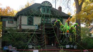 Casa decorada por Halloween con araña gigante se mueve como si tuviera vida propia causa furor en Internet