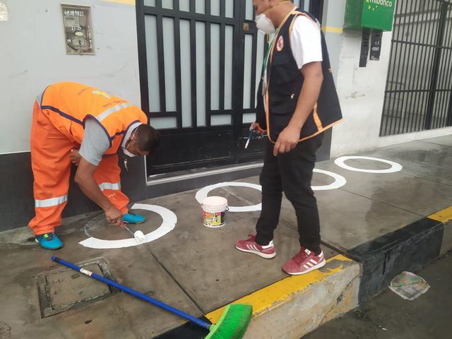 Áncash: Pintan círculos en la vereda para hacer respetar el metro de distancia en las colas. (Foto: Municipalidad Distrital de Nepeña)