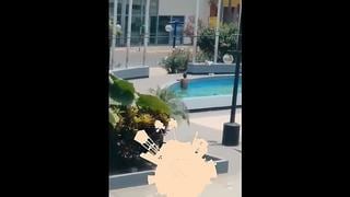 ​Hombre se baña en pileta municipal de Ate a vista y paciencia de todos (VIDEO)