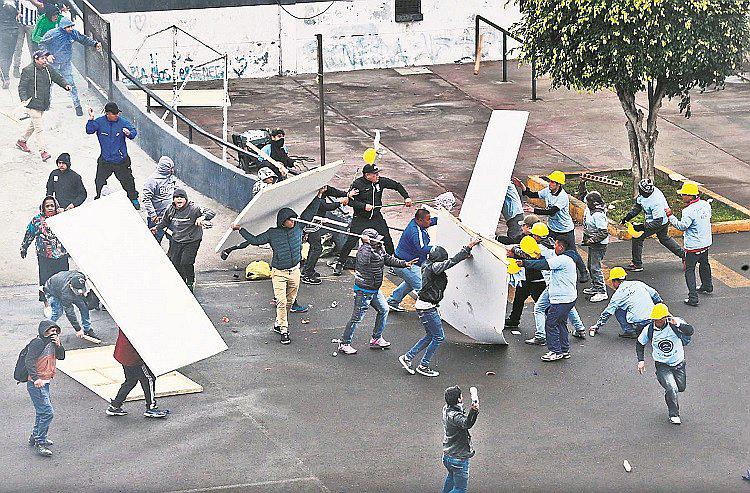 Barristas de Alianza Lima expulsan a golpes a miembros de iglesia el “Aposento Alto” (FOTO)
