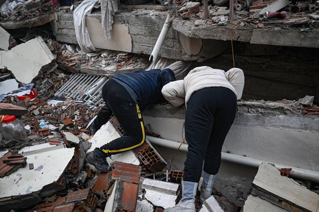 Las víctimas del terremoto intentan buscar a sus familiares en Hatay, el día después de que un terremoto de magnitud 7,8 azotara el sureste del país el 7 de febrero de 2023. - Los rescatistas en Turquía y Siria desafiaron el clima gélido, las réplicas y el derrumbe de edificios, mientras excavaban en busca de sobrevivientes enterrados. por un terremoto que mató a más de 5.000 personas.  (Foto de BULENT KILIC / AFP)