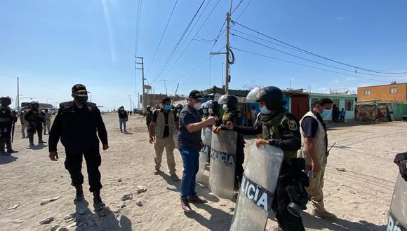 Ica: el ministro José Elice recorrió la zona y saludo a los efectivos policiales que resguardan la Panamericana Sur. (Foto: Mininter)