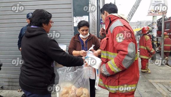 ​Incendio en Las Malvinas: vecinos llevan desayuno a bomberos que luchan contra el fuego (VIDEO)