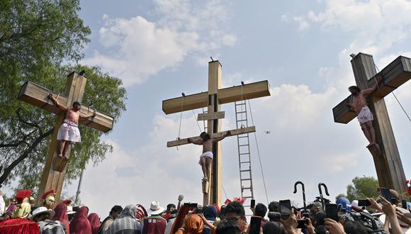 Los actores participan en la recreación de la Pasión de Cristo en la colonia Iztapalapa, al oriente de la Ciudad de México, el 15 de abril de 2022 durante la procesión del Viernes Santo. (Foto por ALFREDO ESTRELLA / AFP)