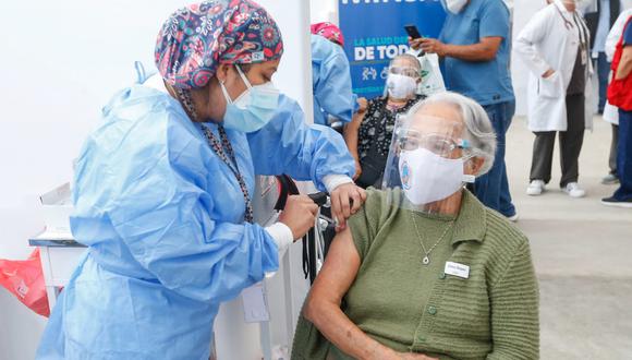 Vacunación contra el COVID-19 de adultos mayores de 70 años continúa a la fecha en el país. (Foto: Minsa)