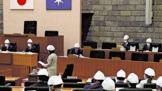 Parlamentarios sesionan con cascos de seguridad por temor a que caigan pedazos de tecnopor del techo