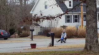 Hombre recuerda su infancia y da paseo en moto de juguete desatando risas en Internet
