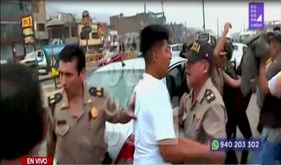 Gremios de taxis colectivos de Lima y Callao acatan un paroen demanda de la formalización. (Captura: Latina)