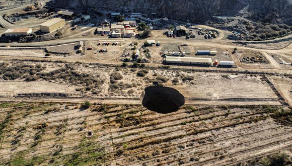 Vista aérea tomada el 1 de agosto de 2022 que muestra un gran sumidero que apareció durante el fin de semana cerca del pueblo minero de Tierra Amarilla, provincia de Copiapó, en el desierto de Atacama en Chile. (Foto de JOHAN GODOY / AFP)
