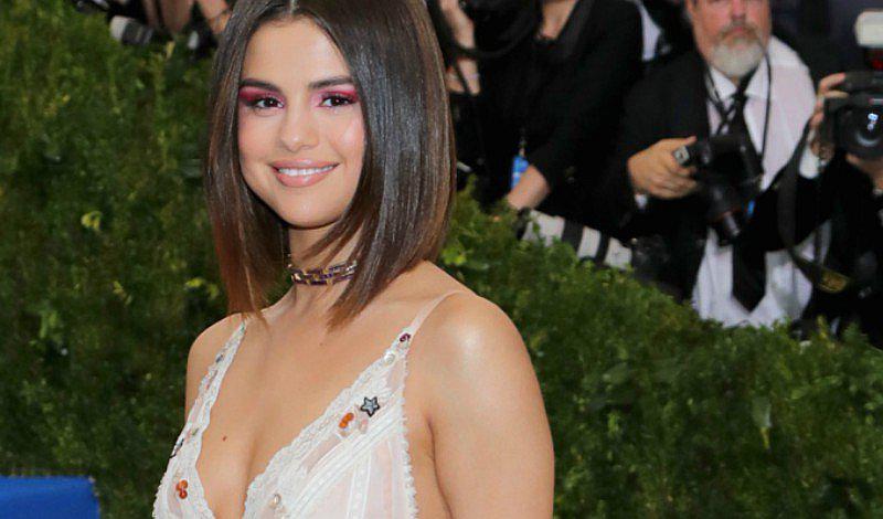 Selena Gómez lanza su propio bolso gracias a conocida firma