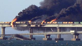 Ucrania lanzará estampillas con el puente de Crimea, orgullo de Putin, en llamas