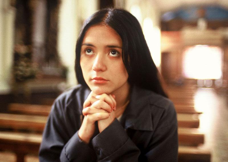 Actriz colombiana se transforma en vampiresa para la nueva entrega de Crepúsculo