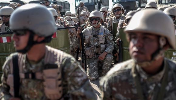 Soldados peruanos a su llegada para operaciones de vigilancia y patrullaje, en Tacna, en la frontera entre Perú y Chile, el 28 de abril de 2023. (Foto por ALDAIR MEJÍA / AFP)