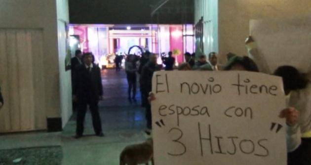Mujer sorprende a su esposo casándose con ex Miss Chimbote [VIDEO] 