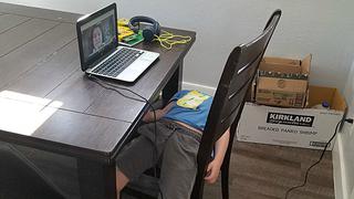 Madre hace viral la foto de la fatiga que sufre su hijo por las clases virtuales