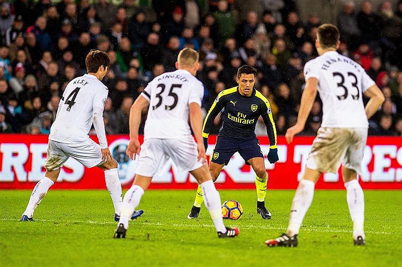 Premier League: Arsenal entra entre cuatro primeros al golear 0-4 al Swansea 