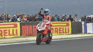 ​Marco Melandri gana dos veces en Phillip Island y lidera en Superbikes