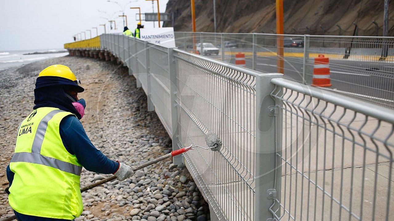Cambian el color amarillo de la pasarela en la playa La Pampilla (VIDEO)
