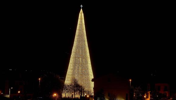 Un dron impactó contra el árbol de Navidad más alto de Europa.