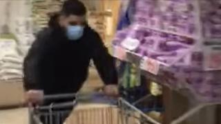 Hombre gana un minuto gratis dentro de supermercado y sorprende con lo que agarró | VIDEO