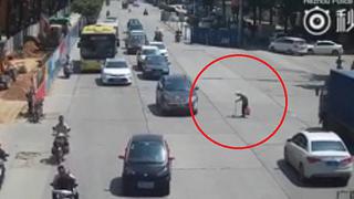 Motociclista detiene el tráfico para que abuelita de 80 años cruce la pista (VIDEO)