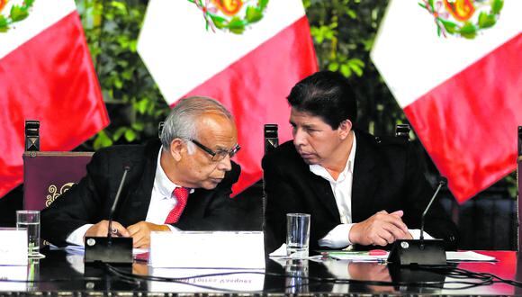 El expresidente, Pedro Castillo, acompañado de su ex primer ministro, Anibal Torres. (EFE/ Paolo Aguilar)