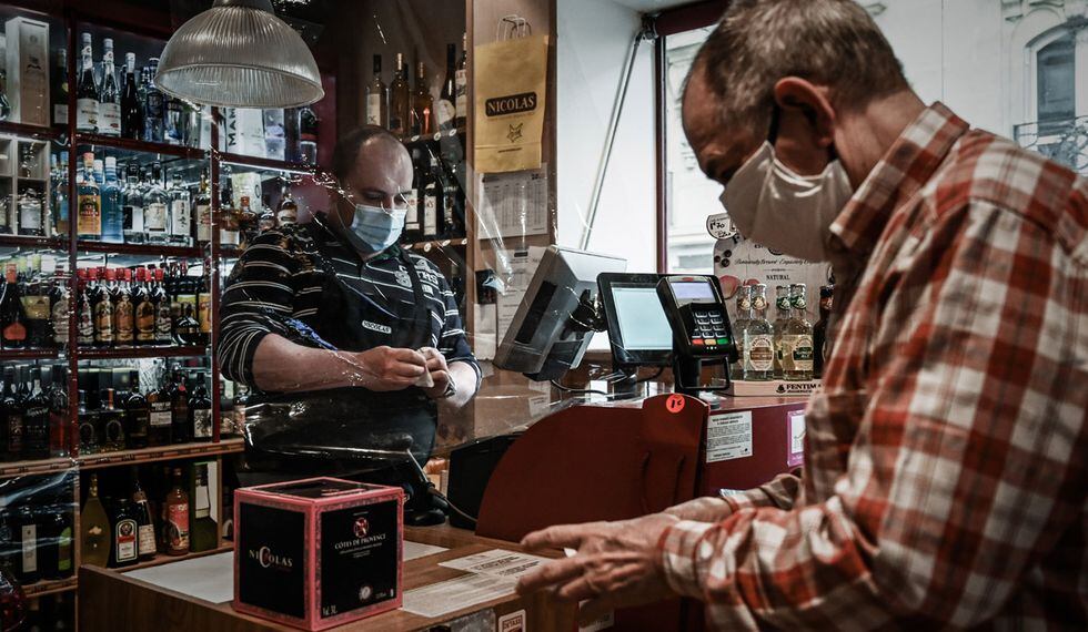 En Francia, los bares, restaurantes y tiendas de licores pierden dinero por el confinamiento. (Foto: AFP/Philippe LOPEZ)