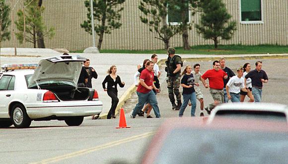 Los estudiantes huyen de Columbine High School al amparo de la policía el 20 de abril de 1999 en Littleton, Colorado. (Foto: MARK LEFFINGWELL / AFP)