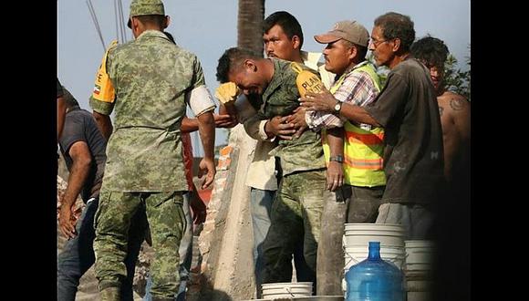 Terremoto en México: soldado llora desconsoladamente y la historia detrás es desgarradora (FOTO)