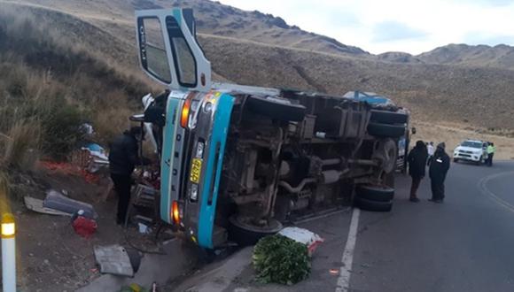Puno: Dos comerciantes mueren tras despistarse y volcar un camión cargado de verduras en la vía Arequipa - Juliaca.