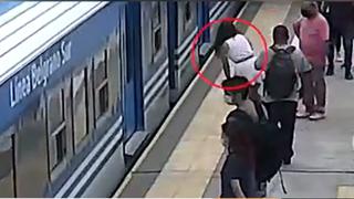 Argentina: el momento en que una mujer cae a las vías de un tren en movimiento y vive para contarlo [VIDEO]