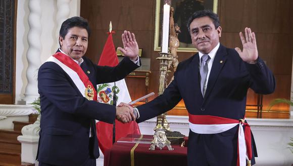 El presidente Castillo y el ministro del Interior, Willy Huerta, firmaron las resoluciones de los cambios en la PNP. Foto: Presidencia.