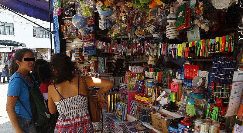 Año Escolar: ​padres acuden a galerías de Mesa Redonda por útiles escolares