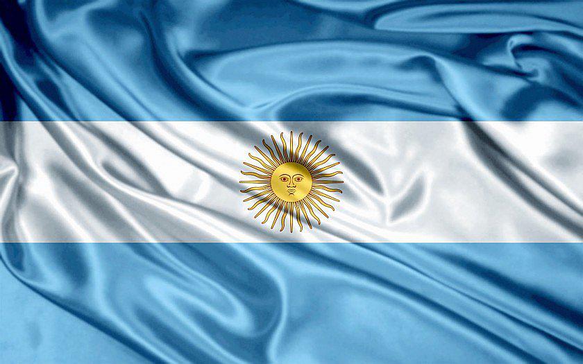 Estudio revela que bandera argentina es blanca y azul, no celeste