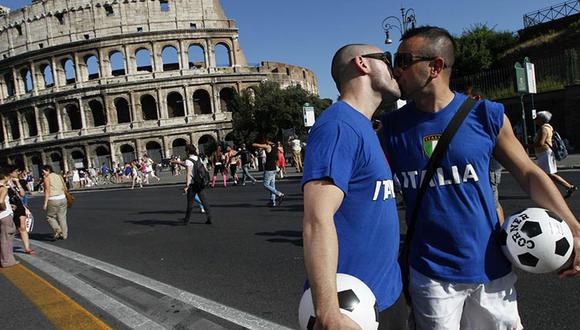 Senado italiano la hace larga con bodas y adopción homosexuales