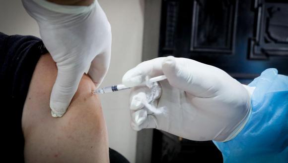 Solo hoy jueves 27 de mayo, es la única fecha para aplicación de la vacuna contra el COVID-19 para personal de Ipress de Diris Lima Centro. (Foto: Referencial/EFE/Raúl Martínez/Archivo).