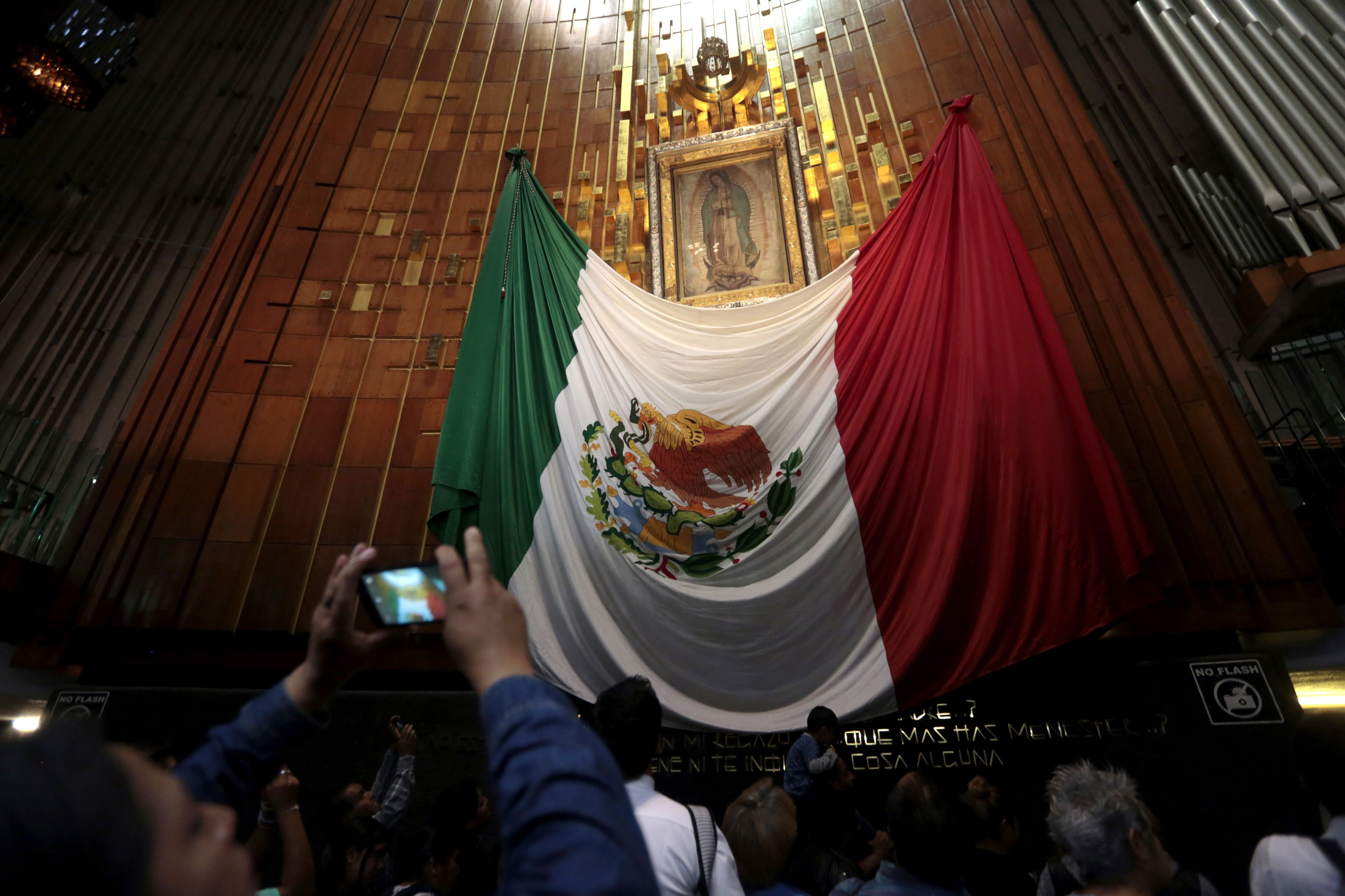Los feligreses alrededor de la imagen de la Basílica de Guadalupe. (Foto: AFP)