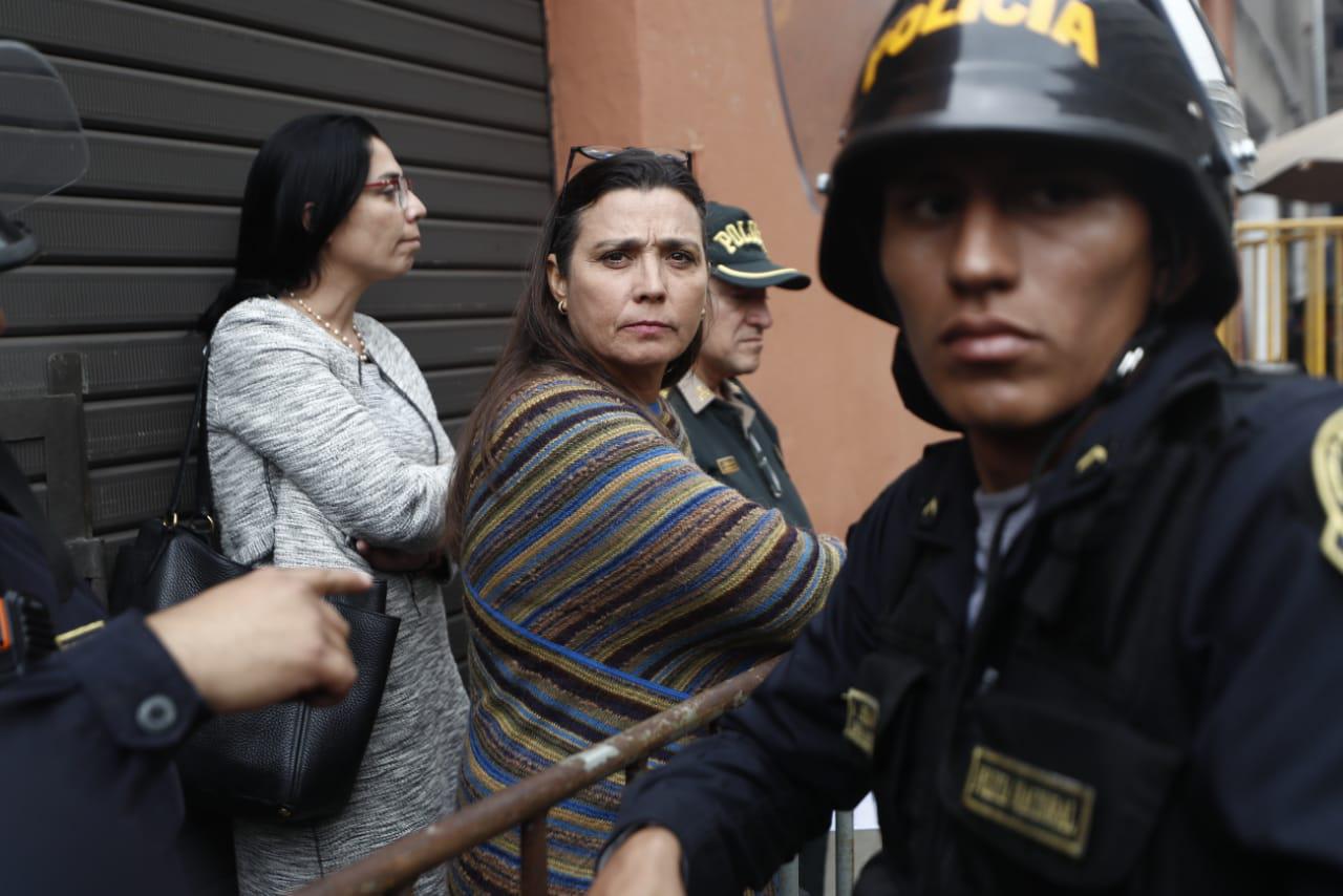 Karla Schaefer y Úrsula Letona trataron de ingresar al Congreso pero la policía las retuvo por no ser miembros titulares del a Comisión Permanente. (Foto: GEC)