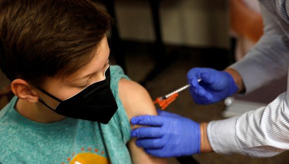 La Administración de Medicamentos y Alimentos de EE. UU. autorizó la aplicación de la vacuna de Pfizer en niños de 5 a 11 años.  (Foto: JEFF KOWALSKY / AFP).