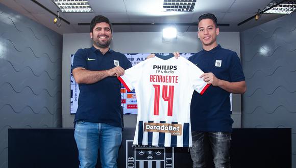 Cristian Benavente posó con la camiseta de Alianza Lima. (Foto: @ClubALoficial)