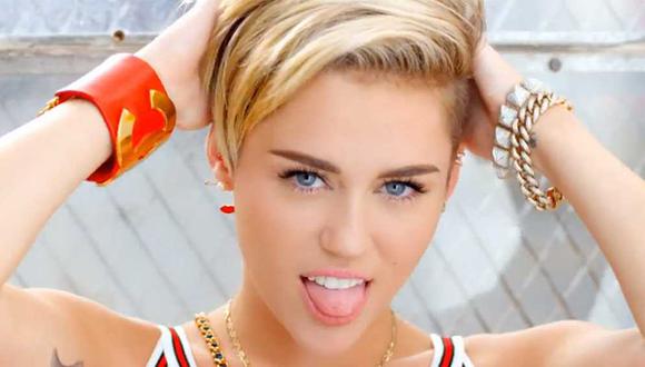 Miley Cyrus causa polémica al hacerle sexo oral a un muñeco