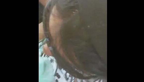Pasajero con la cabeza llena de piojos es grabado dentro de bus (VIDEO)