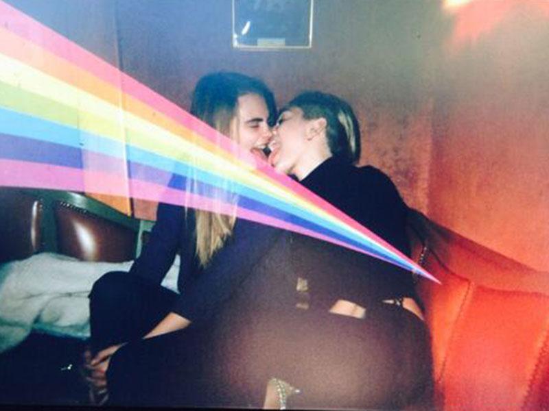 Miley Cyrus ahora se besa con mujeres [FOTO Y VIDEO]