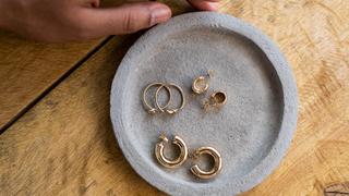 Cómo limpiar anillos o cadenas de oro en casa