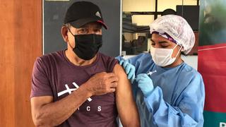 Héctor Chumpitaz recibió la primera dosis contra el coronavirus | FOTO